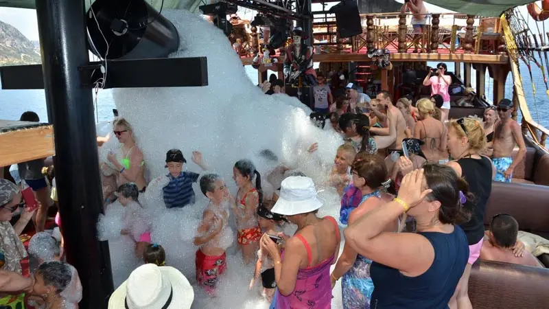 mahmutlar foam party boat