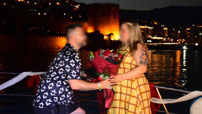 marriage proposal near red tower alanya