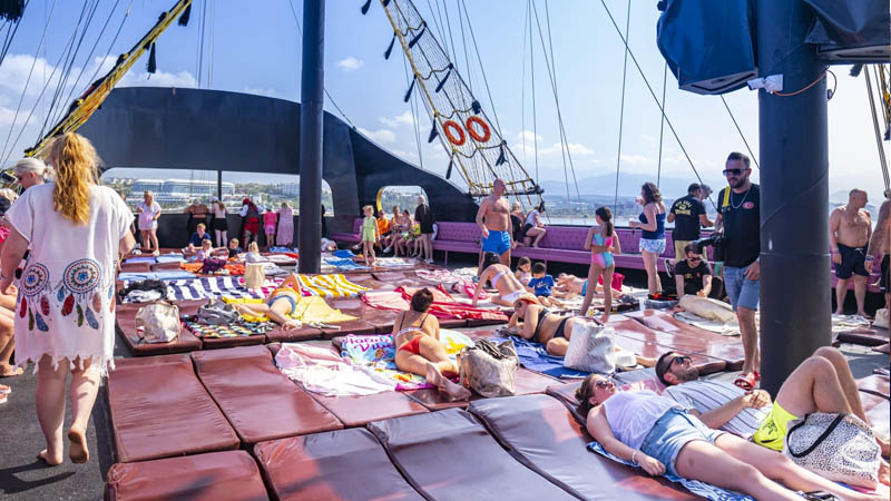 alanya pirate ship relaxing